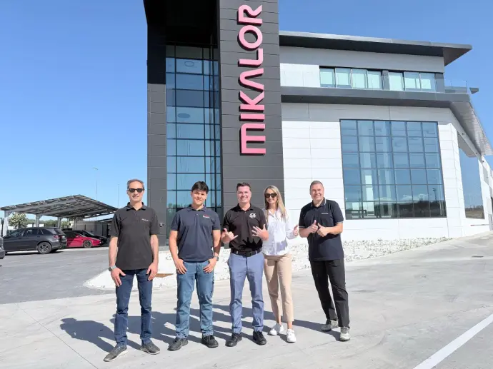 Tony Gunn junto al equipo de Mikalor Tools & Engineering frente a las instalaciones de Mikalor, Sant Pau de Riu Sec, Sabadell