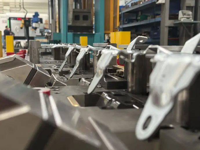 Troquel de estampación fabricado por Mikalor Tools & Engineering