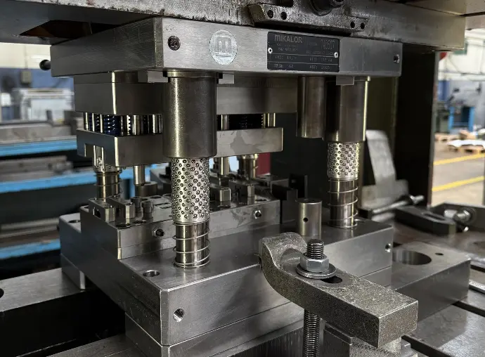 Troquel de estampación diseñado por Mikalor